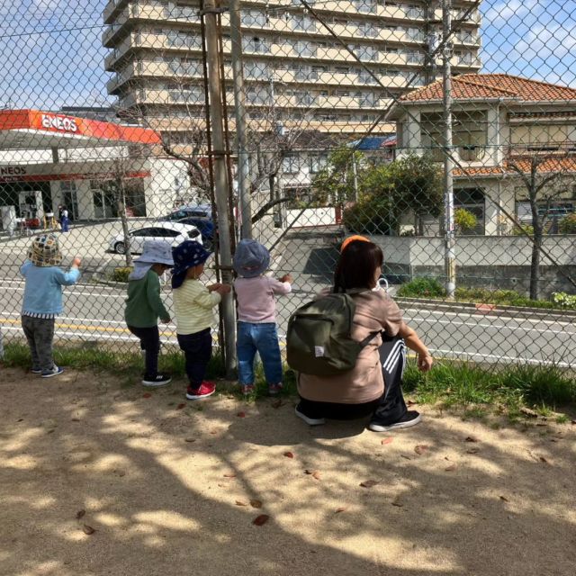 先週は春を見つけに😊
ありさん発見🐜

#神戸市 
#垂水 
#青山台
#保育園 
#小規模保育園 
#散歩 
#ありさん