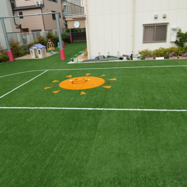 芝生完成記念お披露目会☺️

午前中は雨がふらなかったのでみんなで園庭に集まりました🌟
芝生のお約束事を聞き、芝生にふれあえるダンスをしました。
はいはいをしたり、寝転んだり、走ってみんな大喜びです💕

子どもたちに芝生の感想をきいてみると
ふわふわ～
きもちいい～
ゴロンしたくなるね～
おひさまマークがかわいい～
と芝生の園庭が気に入ったようです♥️

お披露目会のあとは園庭で遊びました♪
ゴロゴロしたり、でんぐりがえりをしたり、走ったり、サッカーをしたり、芝生と思う存分触れあい、久しぶりの戸外遊びを満喫していましたよ✨

芝生には上甲子園こども園のシンボルマークのおひさま☀️があります😊
ぜひ遊びにいらしてくださいね💓

#西宮市#上甲子園#こども園#保育園
#園庭#人口芝生