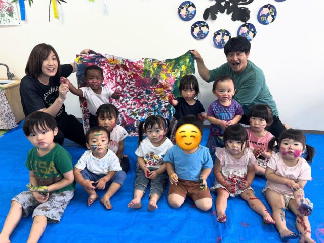 今日は、絵の具遊びをしました🎨
筆で模造紙や自分の手足に色を塗ったりと自由に描き楽しんでいました😊

#垂水区
#小規模保育園
#本多聞小規模保育園
#絵の具
#絵の具遊び
#園児募集中