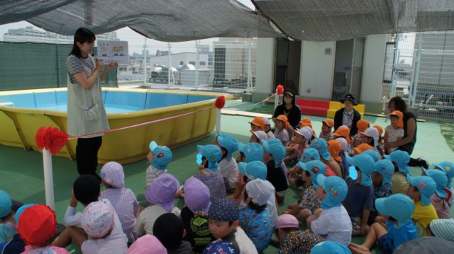7/9　プール開きを行いました✨
お天気は快晴で、プール日和の一日となりました⛅
大きなプールを見て「おぉ～🤩」「早く入りたい！」とワクワクしながら期待感を持っていましたよ！
約束事を聞き、無事にテープカットも終わったところで、なんと水の神様が登場！💎
ミニ水の神様たちにお清めの色水をかけてもらい、「安全にプールあそびができますように」とお祈りすることができました😊
プール開き後、5歳児のみプールに入り、待ちに待ったプール遊びで子どもたちは大興奮で楽しんでいました！
夏ならではのプール遊び、これから存分に楽しんでくれたら嬉しいです🍀

#西宮市#上甲子園#こども園#保育園
#プール開き#プール遊び