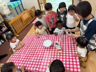 今日は、感触遊びをしました。
最初は、片栗粉スライム触るのに抵抗があり顔を引きつる子ども達でしたが先生が触ってるのを見て次第に触れるようになり楽しんでいました☺︎

#室内遊び
#片栗粉スライム
#垂水区
#本多聞小規模保育園
#園児募集中