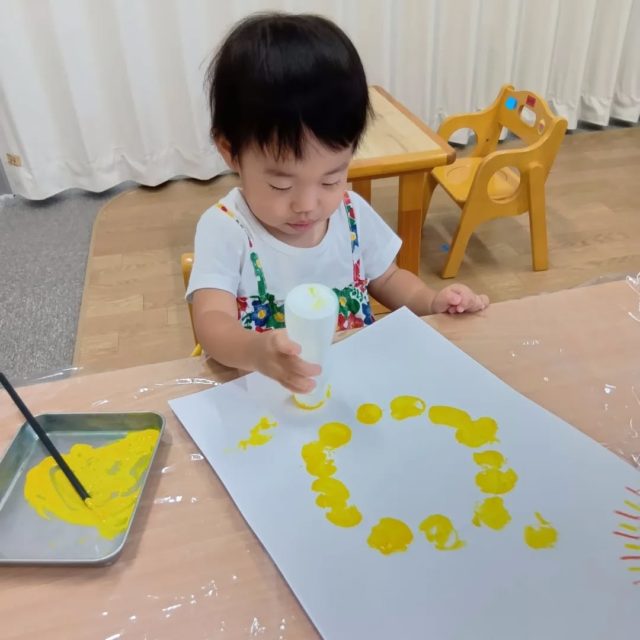 8月の壁面製作の様子です🎨
さーて何を作っているでしょうか?☺️

#神戸市 #垂水区 #青山台 #ジェームス山 #保育園
#小規模保育園 #小規模保育園だからできること 
#製作 #絵の具#ローラー
#クイズ #ヒントは夏のお花

青山台小規模保育園では令和７年度新入園児を募集中です☺園見学をご希望の方は  お気軽に📞078-742-8636までお問い合わせください。
入園の申し込みは垂水区役所へお問い合わせください☺