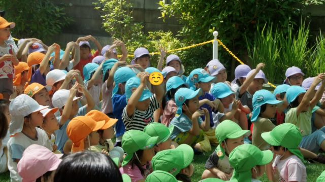 7/24 火災を想定した避難訓練を行いました。
「おはしもち」の火事のお約束事を聞きました。今年度に入って避難訓練は4回目ですが、回を重ねる事にみんな真剣にお話を聞く姿勢が身に付いてきています✨
その後は5歳児と職員による水消火器を使った消火訓練をしました。
ホースを火のマークに向けて、レバーを握って消火開始！実際に消火器を触ってみると少し緊張気味の様子でした😳
消火訓練を見ている子どもたちも、「頑張れ～！🎌」と楽しそうに応援していましたよ🎶

#西宮市#上甲子園#こども園#保育園
#避難訓練