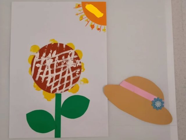 8月の製作♫
ひまわりとおひさまを作りました☺️
ひまわりの中の白い模様は、ローラーを転がして描き
花びらはスタンプを押しました✨️
おひさまは筆を使って絵の具で色づけしました。小さなお友だちは指を使って描きました♫

#神戸市 #垂水区 #青山台 #ジェームス山 #保育園
#小規模保育園 #小規模保育園だからできること 
#製作 #絵の具#ローラー
#答えはひまわり#ひまわり