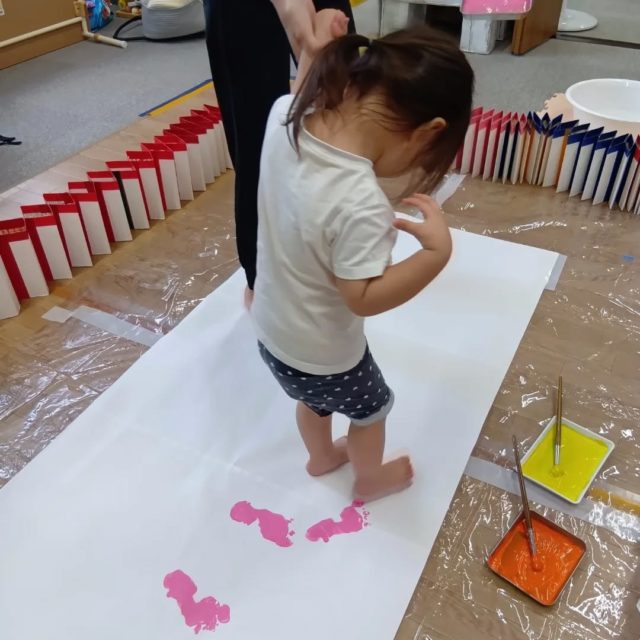 感触あそび☺
絵の具を足につけて、模造紙の上をペタペタ👣歩きました。

#神戸市 #垂水区 #青山台 #ジェームス山 #保育園 
#小規模保育園 #小規模保育園だからできること 
#感触あそび #ボディペインティング 
#あしがたアート 

🏫令和７年度入園希望の方は、垂水区役所までお問い合わせください。
園見学は平日10:00からとなります。ご希望の方は📞078-742-8636までお気軽にお問い合わせください☺