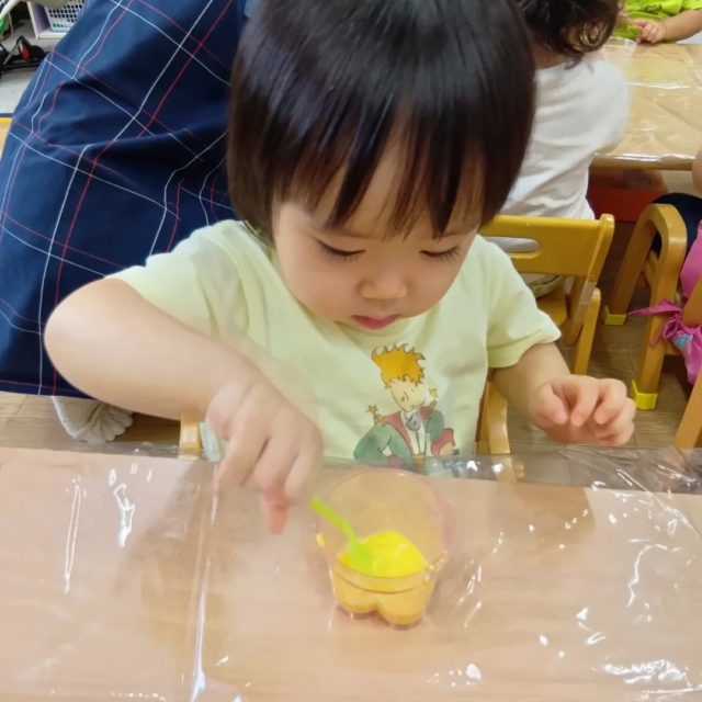 感触あそび☺️
かたくり粉であそびました✨️

#神戸市 #垂水区 #青山台 #ジェームス山 #保育園
#小規模保育園 #小規模保育園だからできること 
#感触あそび #かたくり粉遊び #まぜまぜ 
#とろとろ #不思議がいっぱい