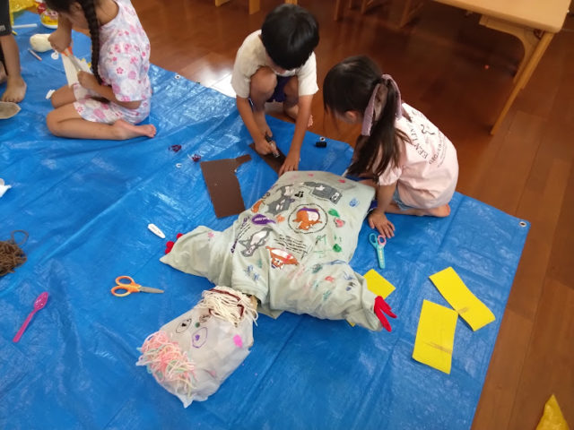 ９月に入ってもまだまだ暑い日が続きますね💦
子どもたちはどんなに暑い日でも元気いっぱいです♪

上甲子園こども園の稲🌾が色づき、収穫まであと少しです。
かかしの意味を教えてもらい、天敵に狙われずしっかりと育つようにみんなでかかしを作りました。

こうしたらいいんじゃない？とみんなで力を合わせて素敵なかかしを作りましたよ！
これで鳥に狙われない☆彡と、とっても満足そうなぞう組です！

ぞう組からかかしを運ぶときに
🎵か～かし！か・か・し🎵とリズムにのりながら移動をしていたら気になった２歳のお客様がついてきてくれました❤
楽しそうな雰囲気につられてとっても嬉しそうに見守ってくれましたよ♪
夏祭りの異年齢で一緒に回ってからぞう組さん愛💗が止まらないうさぎぐみです🐰💕

#西宮市#上甲子園#こども園#保育園#かかし#稲