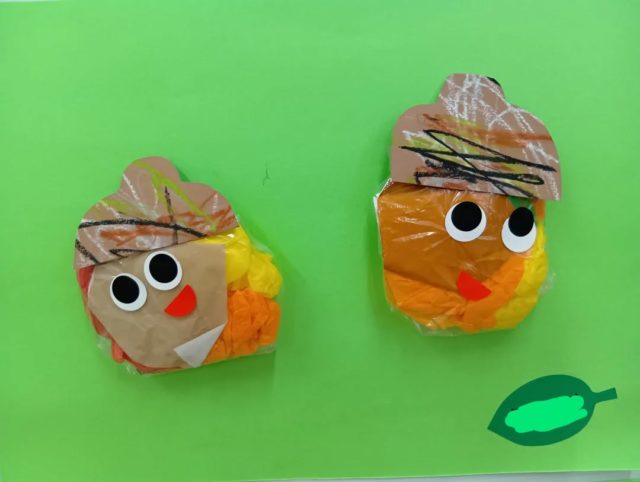 9月の製作♫
今月はどんぐりを作りました✨️
絵本「どんぐりころちゃん」を見ながら歌を口ずさんでいる子どもたち☺️
傘袋にお花紙や折り紙を入れ、ふっくら可愛いどんぐりころちゃんが完成しました💕

#神戸市#垂水区 #青山台 #ジェームス山 #保育園
#小規模保育園 #小規模保育園だからできる#どんぐり#9月の製作#どんぐりころちゃん