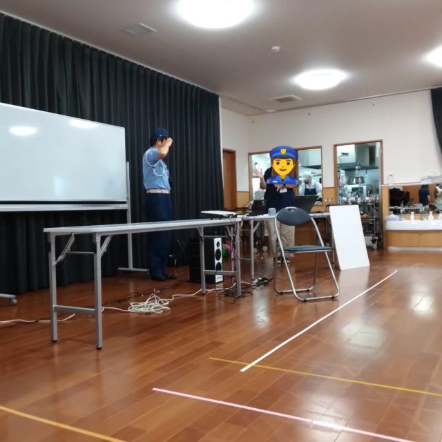 🌟交通安全教室🌟
おまわりさんや交通安全対策課の方に楽しく交通ルールを教えてもらいました。
お人形のしんちゃんと一緒に信号🚥のルールを考えたり、パネルやモニターをみながら「そっちはバツ🙅」など答えたり、様々な交通の名前を教えてもらい、興味津々の子どもたち😊
花かっぱのDVD で交通ルールを楽しく知って、最後には「できるにゃんたいそう」を踊りました。
たくさんの事を学び、おまわりさんとヘルメットを被ることや帰りに園から飛び出さないこと、駐車場では遊ばないことをお約束しました。

みんなが安全で過ごせますように✨

#保育園　#交通安全教室　#西宮市　#上甲子園　#こども園　#保育士