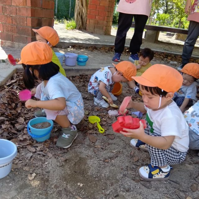今日はみんなで公園に行ってきました😊
0歳児さんにとっては、公園デビュー✨✨
先生から離れて遊ぶのにも、とても慎重でした。
1、2歳児さんは久しぶりのお砂あそびで、夢中で遊んでいました！