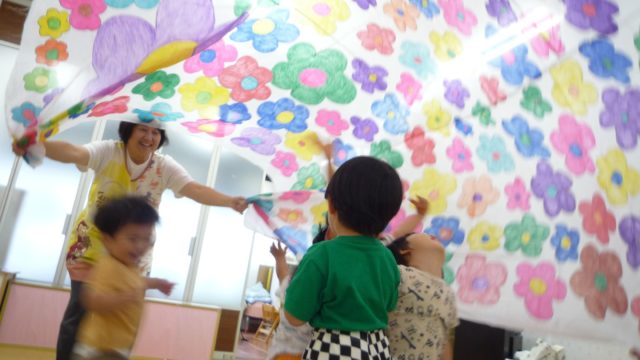お部屋でカラフルパラバルーンをして遊びました。
キレイなお花がいっぱいで、子どもたちは大はしゃぎ！！
また、あそぼうね✨