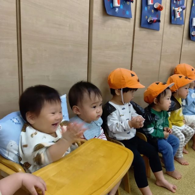 今日はハロウィンでした🎃
あいにくの雨で商店街をパレードする事はできませんでしたが、帽子とマントを着けてお部屋で絵本を見たり、キャンディレイ釣りをして楽しく過ごしました。
2歳児さんはいつもと違う姿にとても嬉しそうでした😊

#ハロウィン 
#小規模保育園