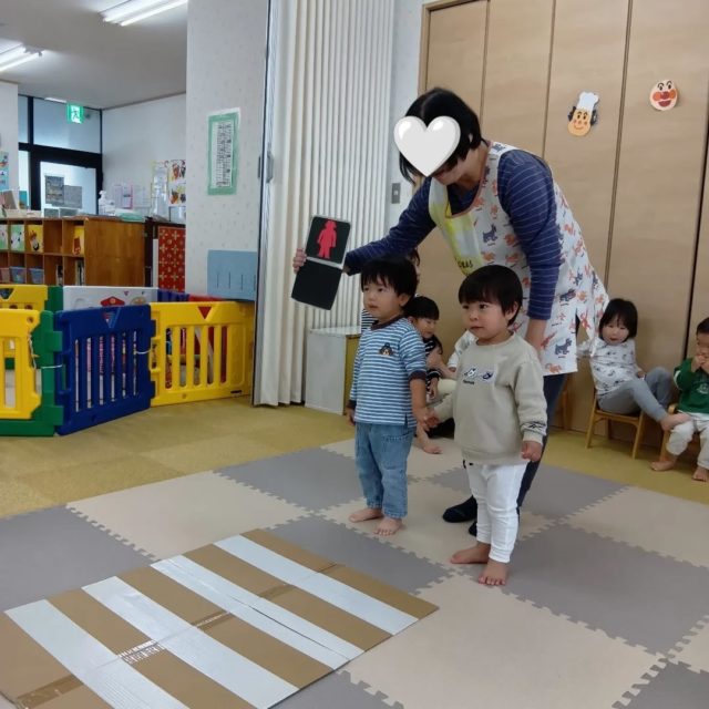 昨日は交通安全教室をしました🚥
みんなしっかり信号の色を見て、「青になったらわたるー！」と言って上手に渡ることが出来ました😊

#垂水区 
#小規模保育園 
#交通安全教室