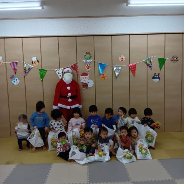 今日はクリスマス会でした🎄
サンタさんが来て、喜ぶ子、怖がって泣いてしまう子色々でしたが、みんなで歌を歌ったりプレゼントをもらったりして楽しく過ごしました😊

#クリスマス会
#垂水区 
#小規模保育園