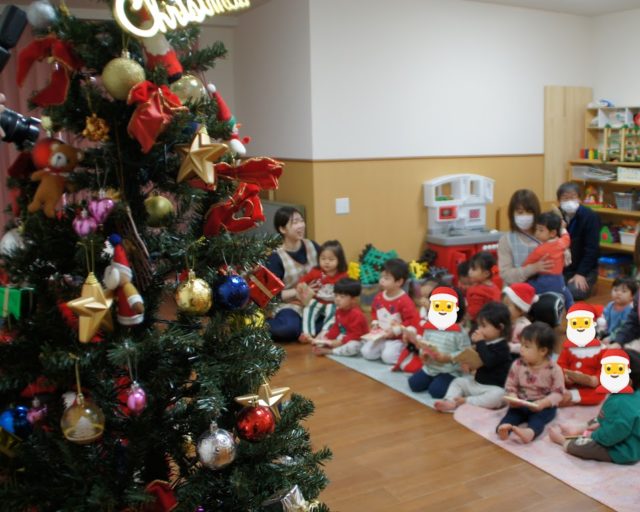 12/22　クリスマス会がありました🎄
この日はおしゃれをしてきてもいい日♡なので、みんなそれぞれ素敵な衣装、ミニサンタさんたちがいてとても可愛かったです😍💖
保育士からのお楽しみは、パネルシアター、ハンドベル演奏、ダンスの披露。みんな大盛り上がり最高の笑顔と歓声でした✨
そんな気持ちが高まってきたところへ、いよいよサンタさんの登場！
本物のサンタさんに驚いたり喜んだり泣いたり...と様々な反応を見せてくれた子どもたち🎶
お待ちかねのプレゼントも貰い、とても楽しい会になりました💖🎅
#西宮市　#上甲子園　#こども園　#保育園　#クリスマス会　#サンタクロース