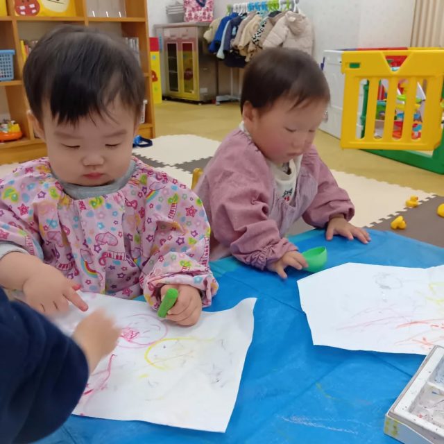 今日の0歳児さんは、クレパスでお絵かきをしました😊
きれいな色を選んで、一生懸命描いていました。
うまく描けると保育士に見せてくれていました🖍️

#小規模保育園
#垂水区　#0歳児 
#製作遊び